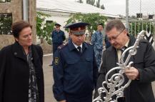 Сергей Измалков (справа) на экскурсии в ИК-15. фото пресс-службы ГУФСИН по РО