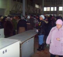 В мясном павильоне Центрального рынка теперь многолюдно только во время собраний. фото Юлии Зимницкой В мясном павильоне Центрального рынка теперь многолюдно только во время собраний. фото Юлии Зимницкой