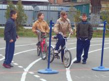 В эстафете, проходившей в школьном дворе, приняли участие 50 детей. Фото Юлии Зимницкой В эстафете, проходившей в школьном дворе, приняли участие 50 детей. Фото Юлии Зимницкой