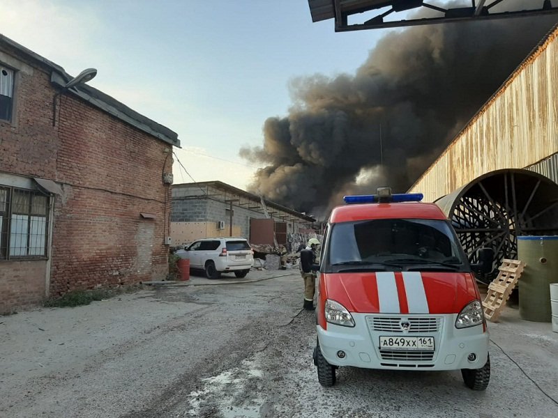 Пожар в батайске сегодня сейчас. 14 Октября пожар в Батайске. Ростов-на-Дону и Батайск пожар. Пожарные Батайска. Пожар в Батайске 03.12.2022.