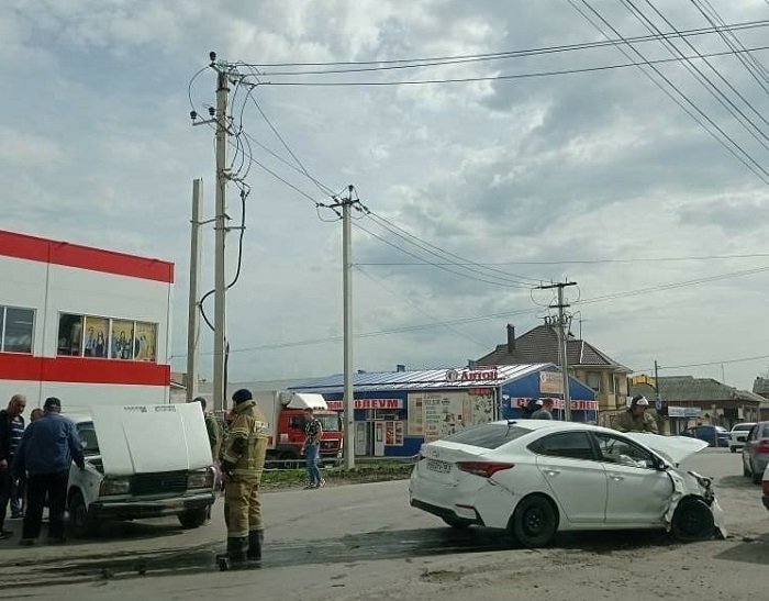 Батайские новости на сегодня. Батайск перекресток. Западный Батайск. Г. Батайск авария 25 04 2022г на остановке ц. рынок.