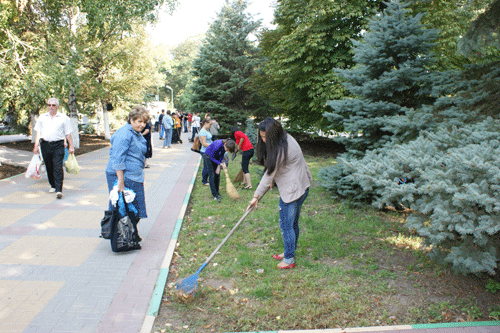 Батайске время новости. Субботник в Батайске. Субботник Южное Бутово. Парк имени Ленина Батайск. Квест в Батайске 22 сентября в парке Ленина.