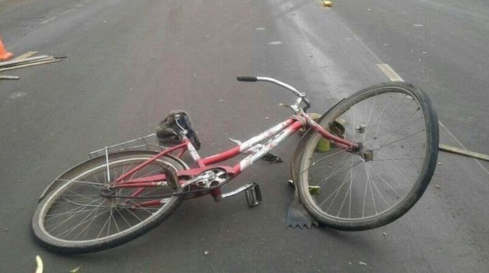 Гибель велосипедиста. Велосипед на дороге. Мотоцикл сбил велосипедиста.