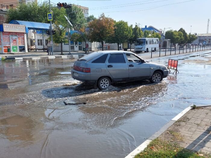 Газета время батайске. Прорыв воды. Водоканал Батайск порыв. Порыв водопровода Батайск.