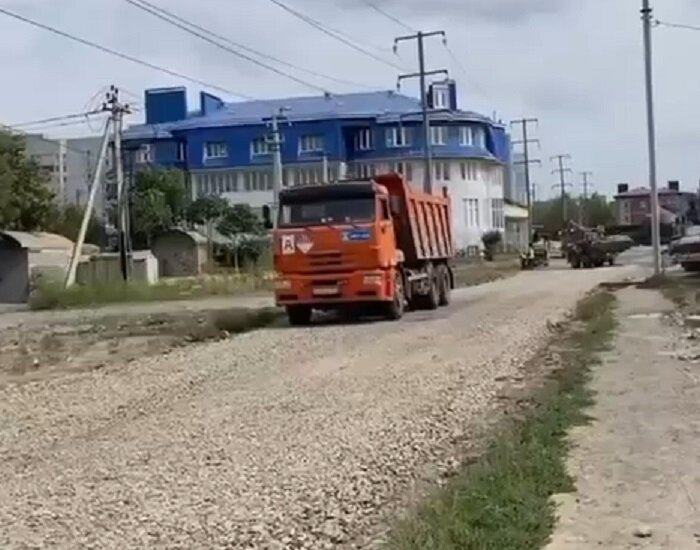 Пятничная подборка видео: каршеринг утопает в грязи, пешеход бьется головой о капот и другое