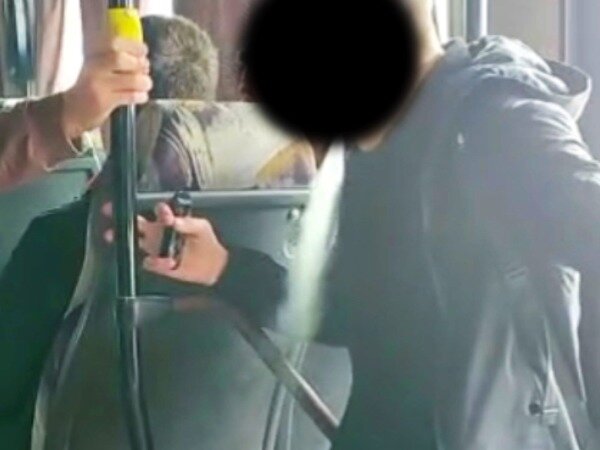 На остановке общественного транспорта подростки нецензурно. Курит в автобусе. Китайцы курят в автобусе. Школьник в маршрутке. У школьника взорвалась электронная сигарета.