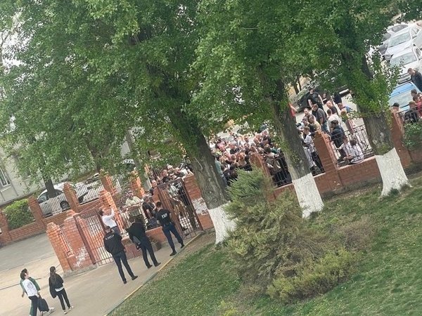 Организаторов массового сбора у школы №4 в Батайске арестовали ...